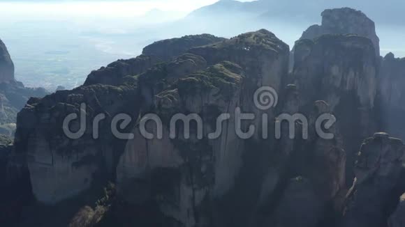 从空中俯瞰教科文组织纪念碑Meteora山峦希腊的地标雾霭笼罩山谷视频的预览图