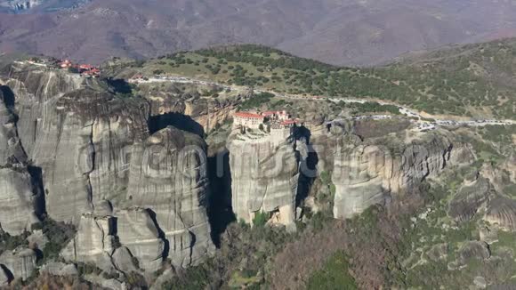 希腊卡兰巴卡Varlaam修道院的空中景观以及Meteora山谷和标志性峡谷的惊人图片视频的预览图