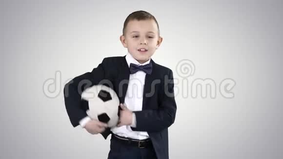 快乐的小男孩在梯度背景下拿着足球视频的预览图