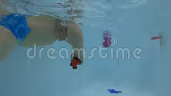 快乐宝宝学习在游泳池游泳宝贝学习游泳未编辑的水下录像视频的预览图
