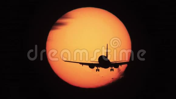喷气式飞机降落太阳在后面的超级慢动作视频的预览图