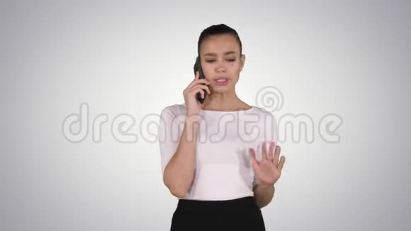 女人在梯度背景上的电话里大喊大叫和争论视频的预览图