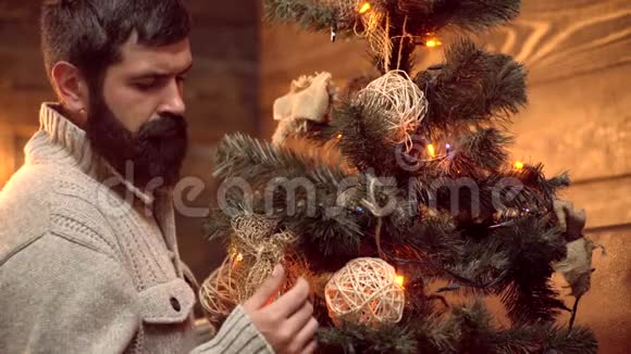 圣诞老人装饰圣诞树希普斯特圣诞老人祝圣诞快乐主题圣诞假期冬季新年视频的预览图
