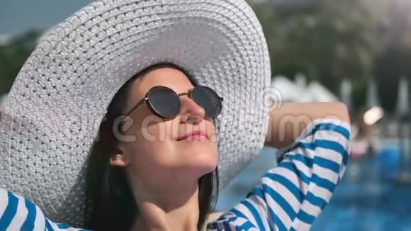 在暑假期间时尚女性放松享受阳光的特写美丽笑脸视频的预览图