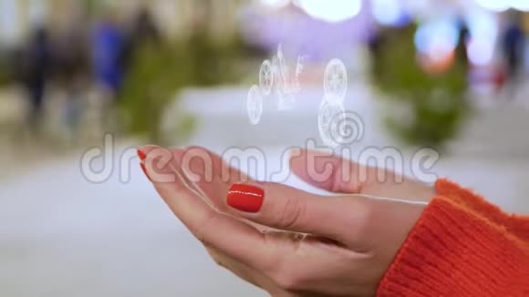 女性手握全息3D底盘视频的预览图
