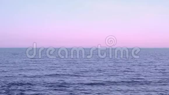 日落时在海洋上的天际线视频的预览图