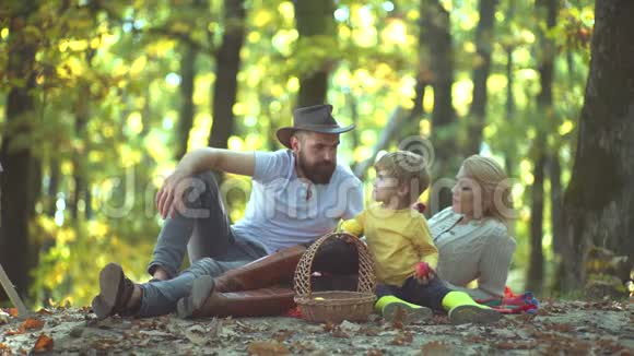 有孩子的父母在乡下秋天父母和儿子在户外玩得很开心快乐的家庭视频的预览图