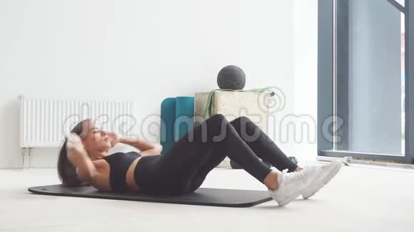 健身能力强的女性在垫子上的健身房抽水视频的预览图