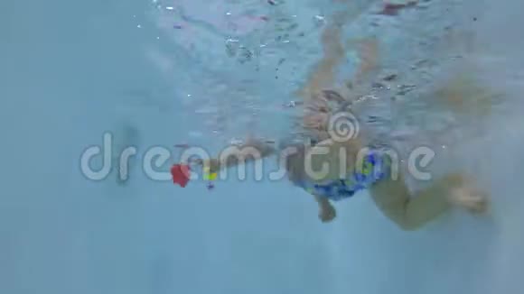 快乐宝宝学习在游泳池游泳宝贝学习游泳未编辑的水下录像视频的预览图