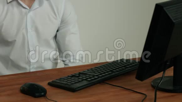 办公室关闭男性手键盘和电脑鼠标一个男人在电脑上工作视频的预览图