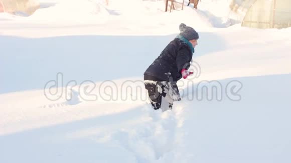 一个女人走过雪视频的预览图