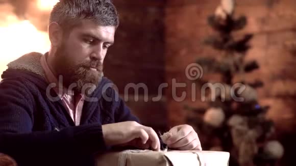 快乐的男人打开圣诞礼物设计礼品盒手工制作送礼物视频的预览图
