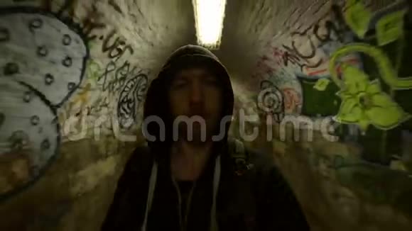 在地下隧道里的人视频的预览图