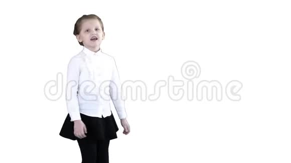 可爱的小女孩微笑着自信地镜头在白色背景下交谈视频的预览图