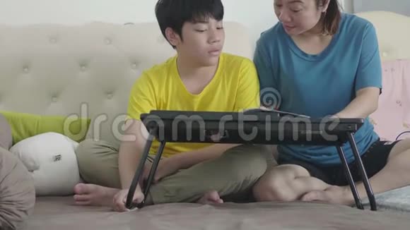妈妈和儿子在卧室做作业视频的预览图