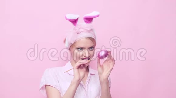 复活节兔子女孩画蛋性感漂亮的别针女孩金发和兔子耳朵可爱迷人的别针女孩视频的预览图