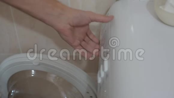在洗衣机里装洗涤剂视频的预览图