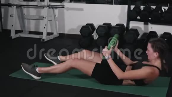 漂亮女孩在健身房训练腹部按压视频的预览图