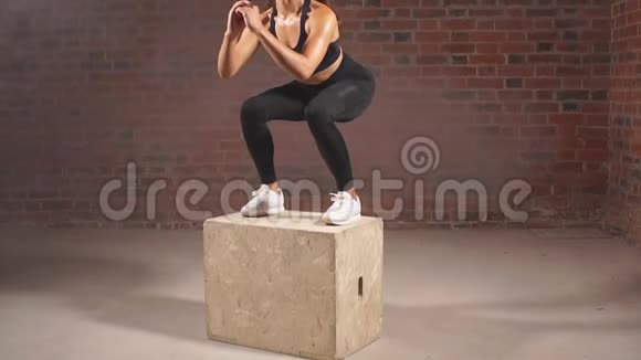 健身房交叉健身风格的跳箱过程视频的预览图