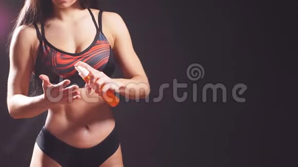 这位运动女孩正准备打滚筒使身体有特殊的油视频的预览图