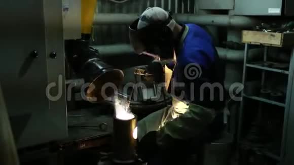 一个焊接钢的人视频的预览图