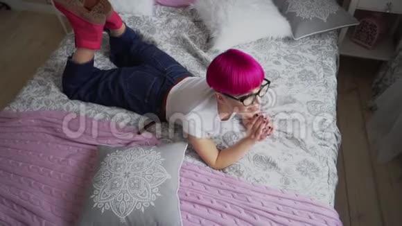 女孩躺在床上微笑视频的预览图