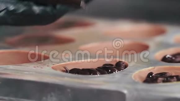 从管道袋中装入巧克力模具的甜点视频的预览图