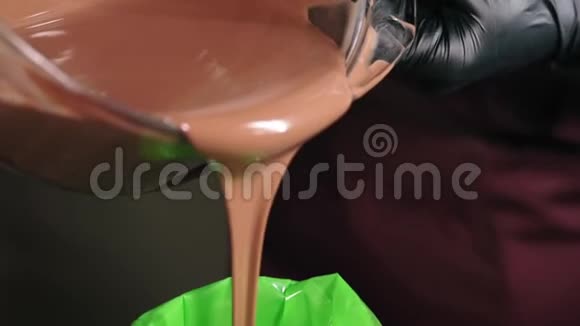 将融化的巧克力倒入一个管道袋视频的预览图