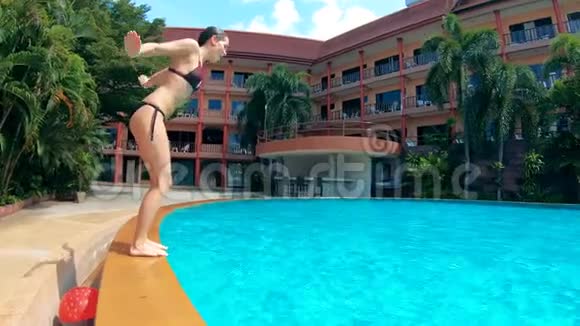 一位女士潜入酒店游泳池视频的预览图