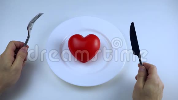 饮食和健康生活方式的概念桌上摆着一根黄瓜上面有一把叉子和一把刀视频的预览图