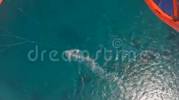 从风筝上拍摄的空中镜头一名男子正在海上进行4k高速风筝冲浪视频的预览图