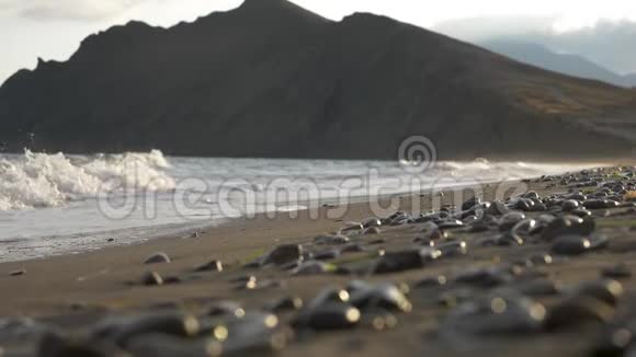 夕阳西下海浪翻滚上岸视频的预览图