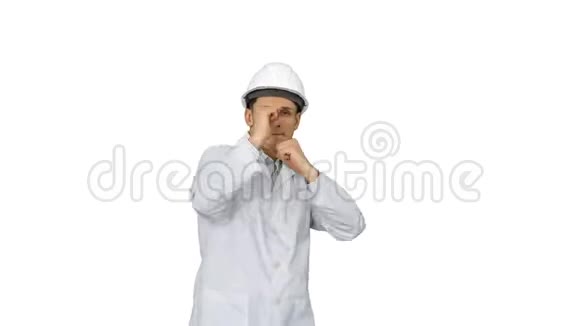 工程师男子在白色背景下以有趣的方式跳舞嘻哈视频的预览图