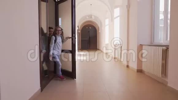 快乐的孩子们打开门穿过走廊视频的预览图