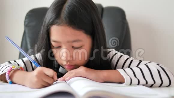 小亚洲女孩以快乐做家庭作业为自学和家庭教育理念选择焦点浅场深视频的预览图