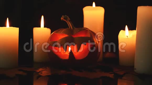 燃烧蜡烛和万圣节南瓜视频的预览图