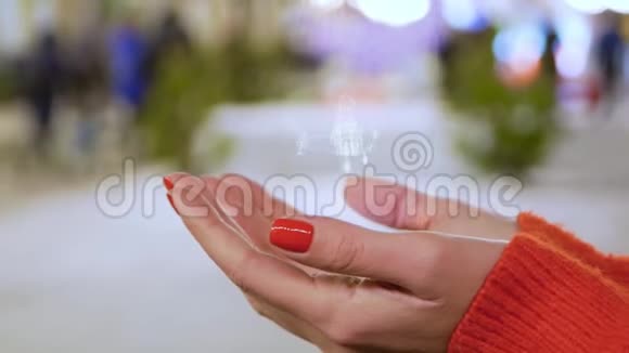 女性手握全息螺旋桨平面视频的预览图