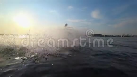 极端的生活方式运动员乘坐摩托艇在河上行驶并在镜头上溅出水花视频的预览图