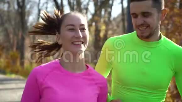 喜欢穿运动装在秋日外面慢跑的情侣视频的预览图