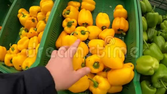 在食品市场上人们手里拿着新鲜的有机辣椒纯有机健康食品视频的预览图