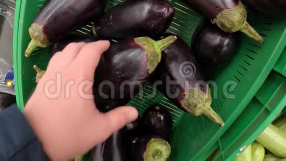 男人在食品有机市场上选择茄子健康的有机新鲜食品视频的预览图