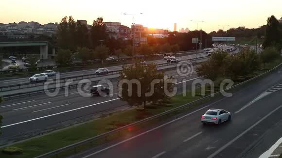 伊斯坦堡卡瓦奇克大道晚间交通视频的预览图