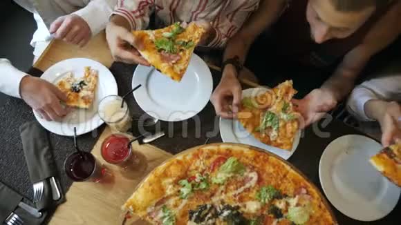 吃披萨的朋友小组视频的预览图