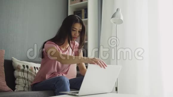 年轻女子完成了笔记本电脑的工作离开了视频的预览图