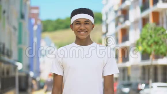 快乐的混血青少年运动员头带微笑的凸轮健康和健康视频的预览图