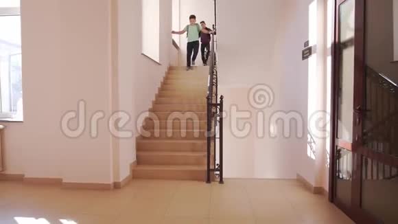 孩子们下楼穿过学校的走廊视频的预览图