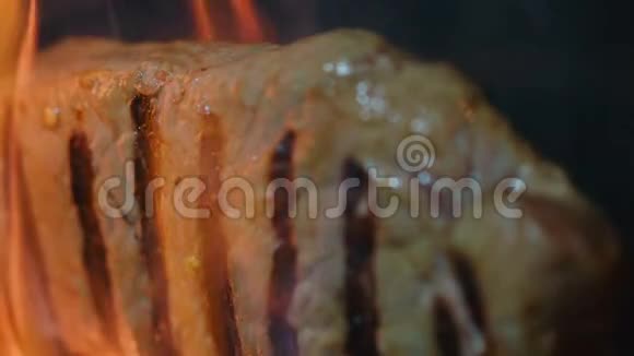 在烧烤炉上烹制鲜肉牛排视频的预览图