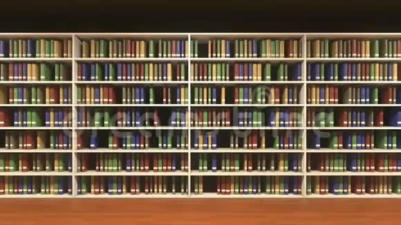 沿着书架移动每个书架上都有随机的书视频的预览图