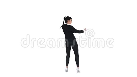 可爱自信的年轻商务女性在白色背景下跳舞视频的预览图