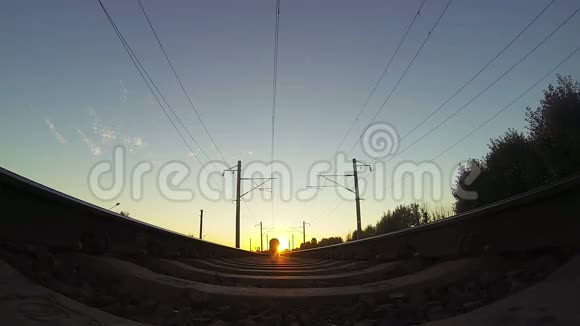 火车从下面看日落视频的预览图